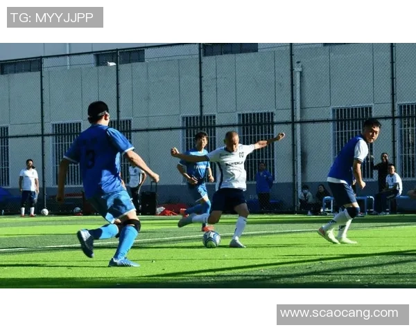 足球明星在绿茵场上的华丽瞬间与精彩表演引发全球球迷热烈追捧与赞叹